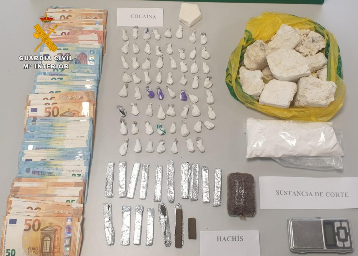 Material incautado por los agentes en el hotel. 