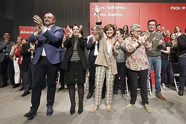 Adrián Barbón, Adriana Lastra, Carmen Calvo y Ana González son vitoreados y aplaudidos por el público presente. 