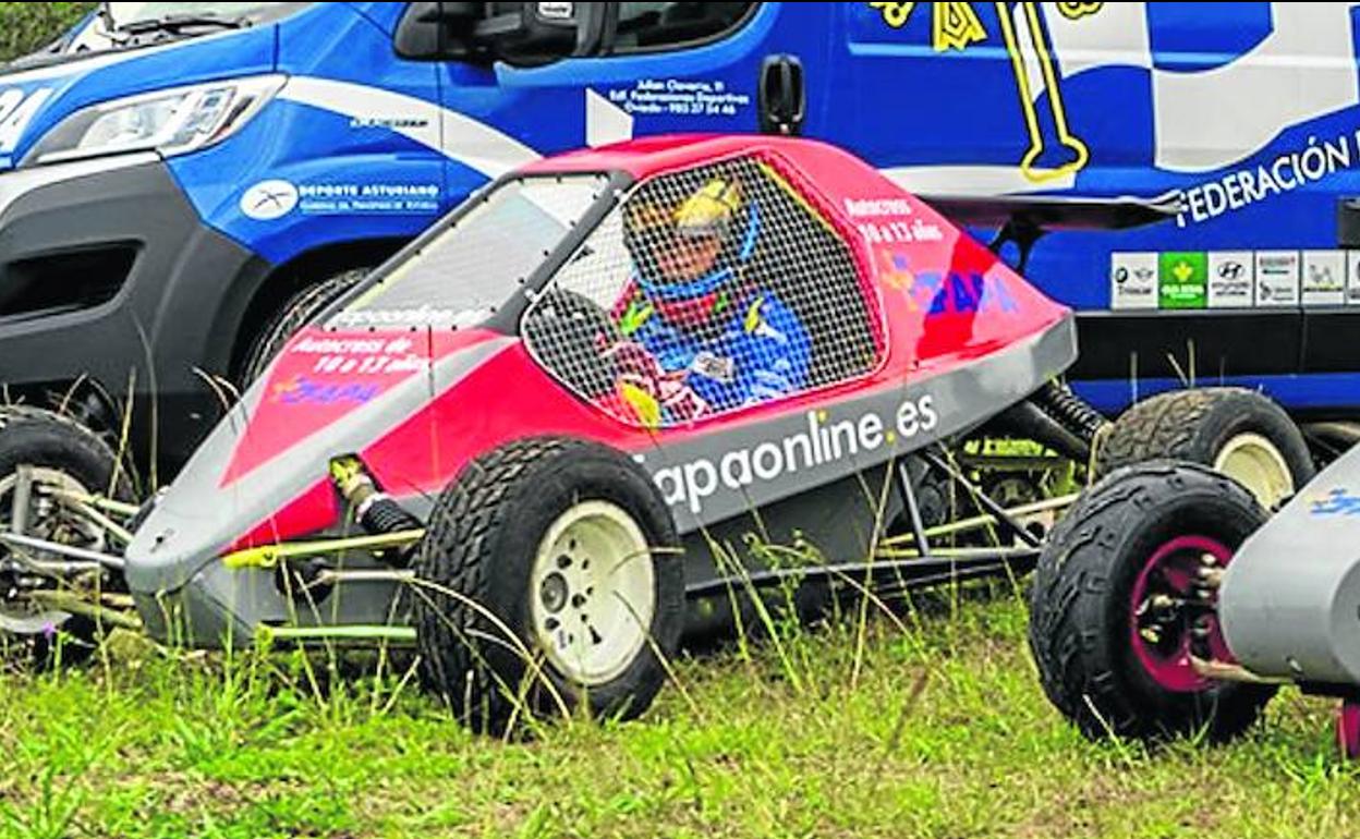 Los pilotos Nel Álvarez Lana, a la izquierda, en el vehículo para los infantiles, y Nacho Tuñón, en el de los alevines. :: Fapa