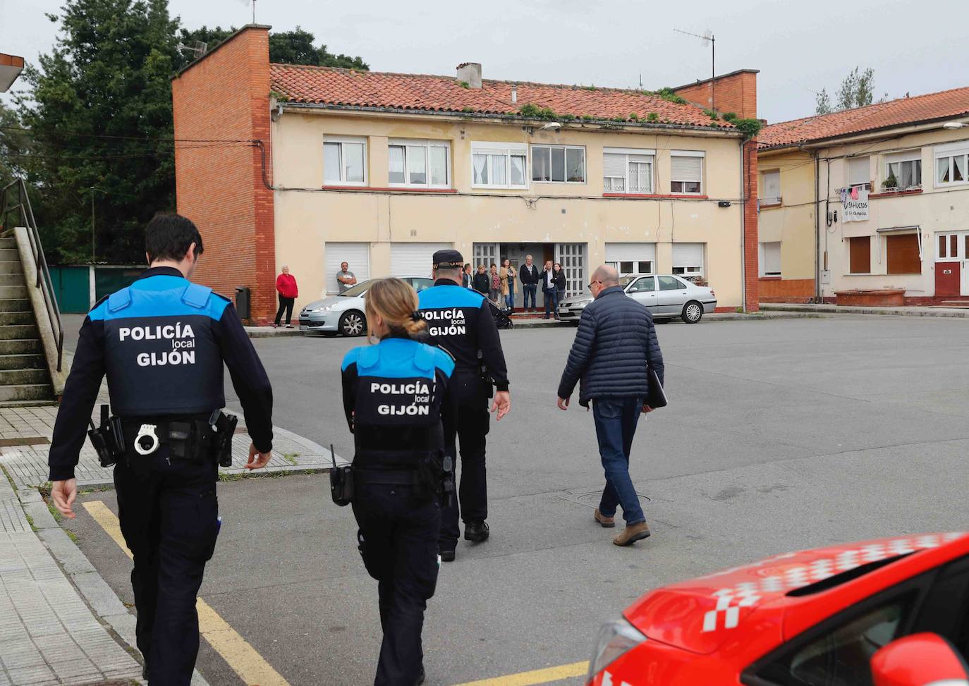 El propietario de una de la vivienda entregó las llaves a la comisión judicial sin oponer resistencia