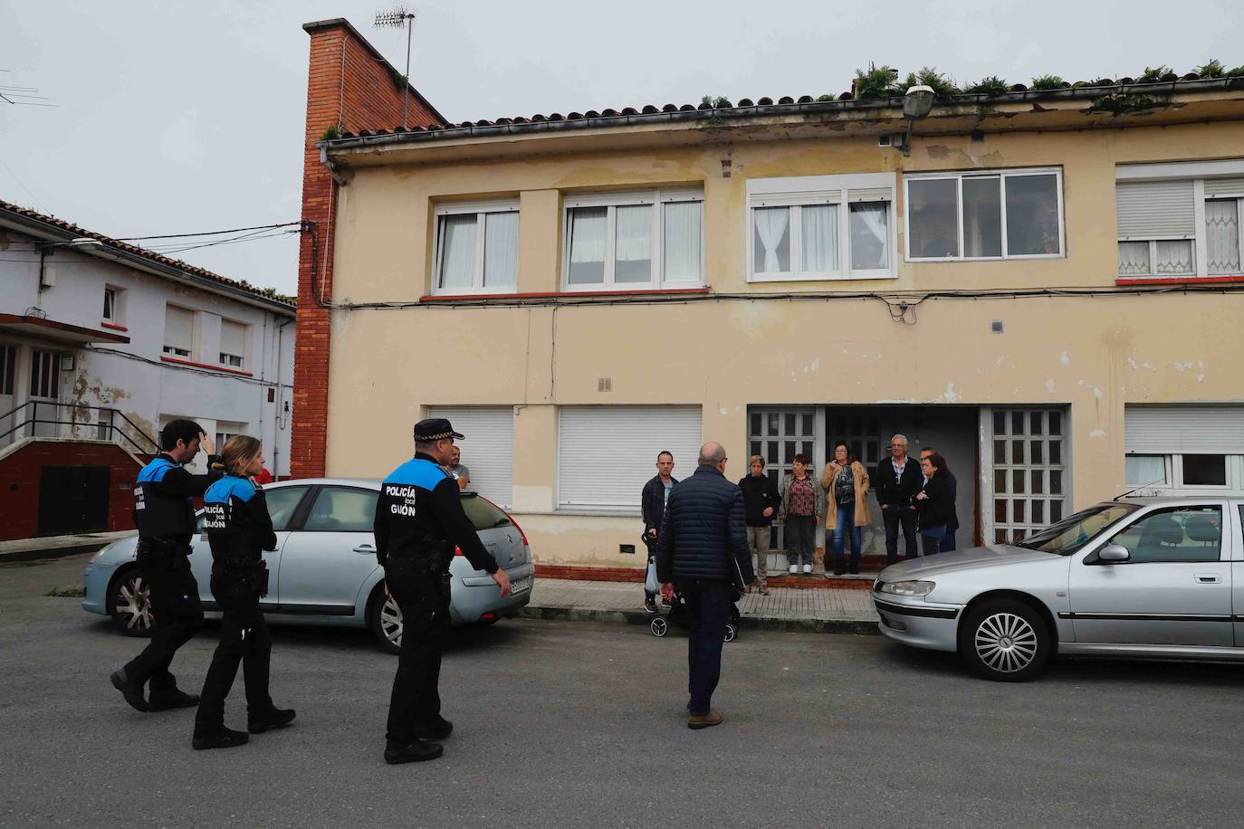 El propietario de una de la vivienda entregó las llaves a la comisión judicial sin oponer resistencia