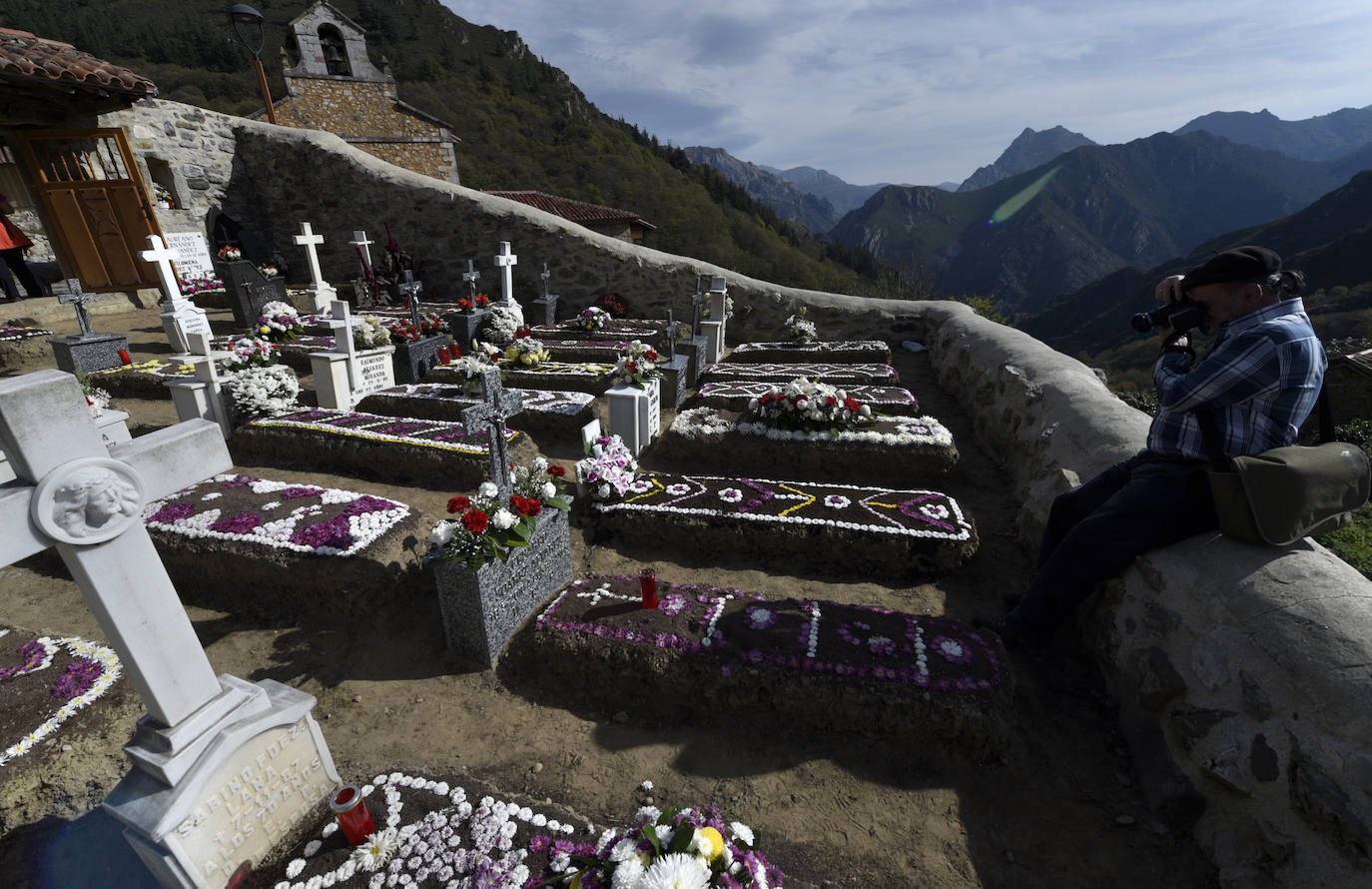 Bandujo . Los vecinos de este pequeño pueblo medieval decoran los 27 espacios de enterramiento con composiciones florales y cuando alguien fallece, ocupa la tumba de quien más tiempo lleve en el cementerio.