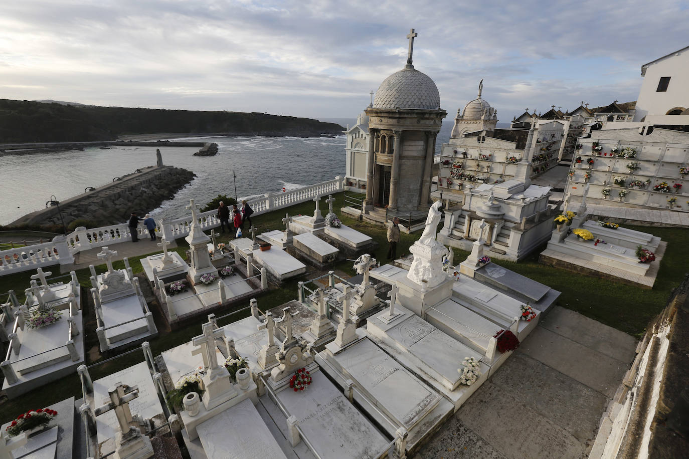 Luarca. Construido sobre el saliente de Atalaya, este cementerio se alza sobre el mar Cantábrico. En él descansan, entre otros, el Premio Novel Severo Ochoa.