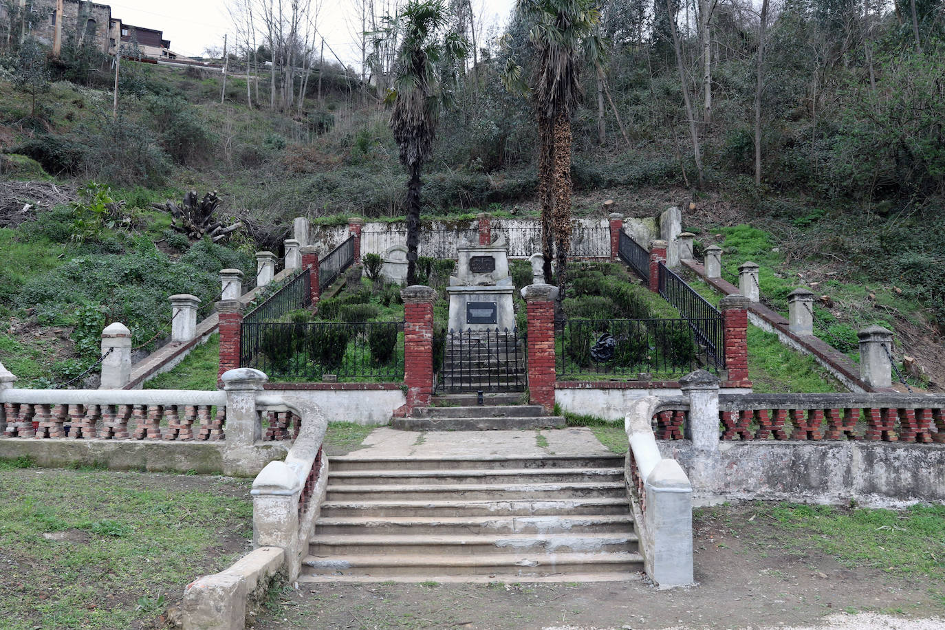 Protestante de Mieres. Este conjunto funerario alberga la tumba de Numa Guilhou (1814-1890), fundador de la fábrica y uno de los artífices del despegue minero e industrial de la región en el siglo XIX.