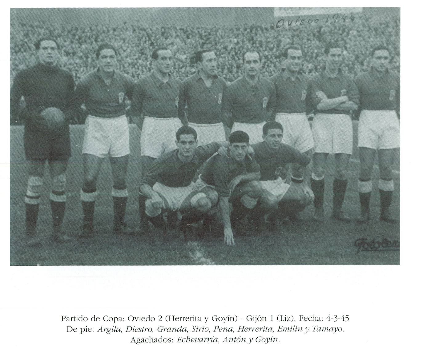 Alineación del Oviedo en un partido de Copa contra el Sporting en el Tartiere (1945). 