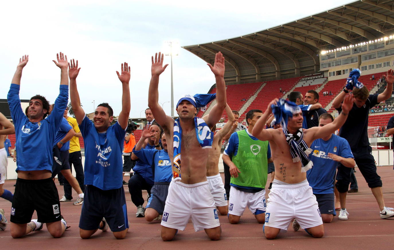 Alegría de los jugadores en la vuelta de la eliminatoria para el ascenso a Segunda División B celebrada en el Ono Estadi entre el Mallorca B y el Real Oviedo en el que el equipo carbayón consiguió la vuelta a la división de bronce a vencer por penaltis (2009). 