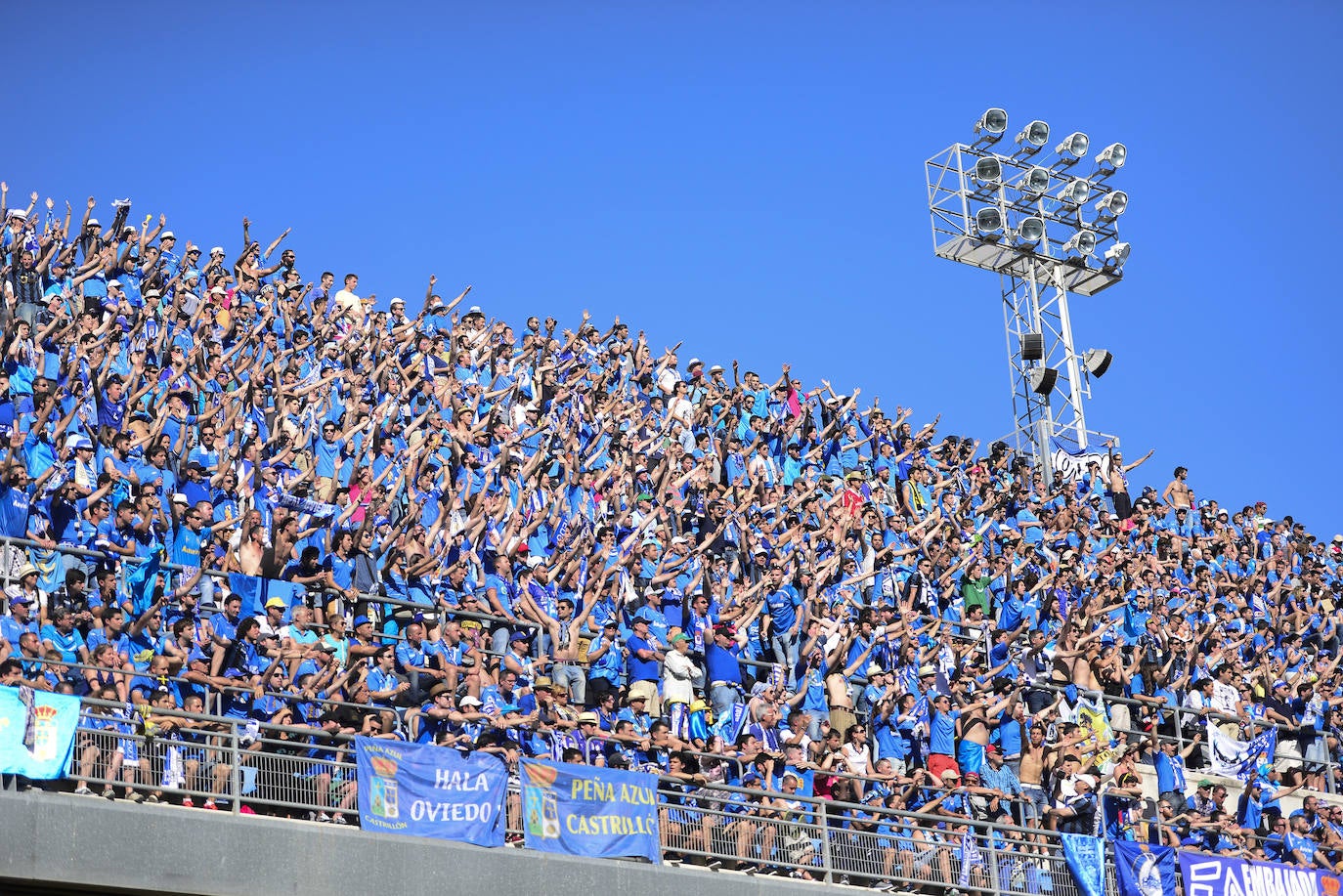 Aficionados carbayones en las gradas del Carranza en el partido de vuelta de la fase de ascenso a Segunda División entre el Cádiz y el Real Oviedo (2015). 