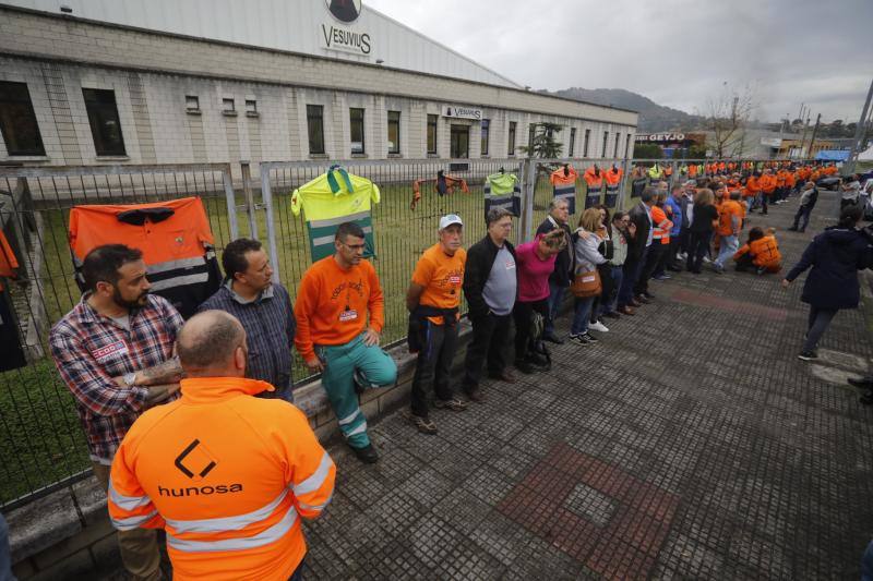 Trabajadores de Vesuvius han protagonizado este miércoles una cadena humana rodeando su planta en un intento de escenificar su unión en defensa del futuro de sus puestos de trabajo. El próximo 27 de noviembre habrá una nueva reunión de la mesa de reindustrialización de las plantas de la empresa. En la de hoy se ha anunciado el inicio de la búsqueda de inversores.