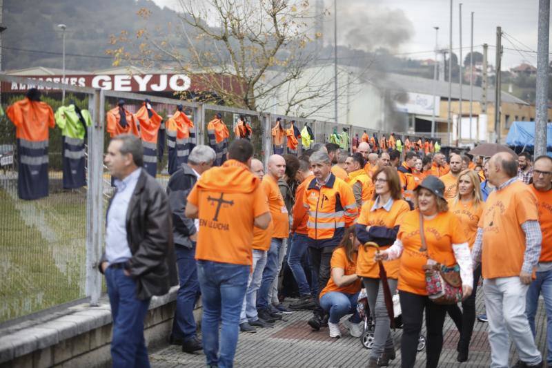 Trabajadores de Vesuvius han protagonizado este miércoles una cadena humana rodeando su planta en un intento de escenificar su unión en defensa del futuro de sus puestos de trabajo. El próximo 27 de noviembre habrá una nueva reunión de la mesa de reindustrialización de las plantas de la empresa. En la de hoy se ha anunciado el inicio de la búsqueda de inversores.