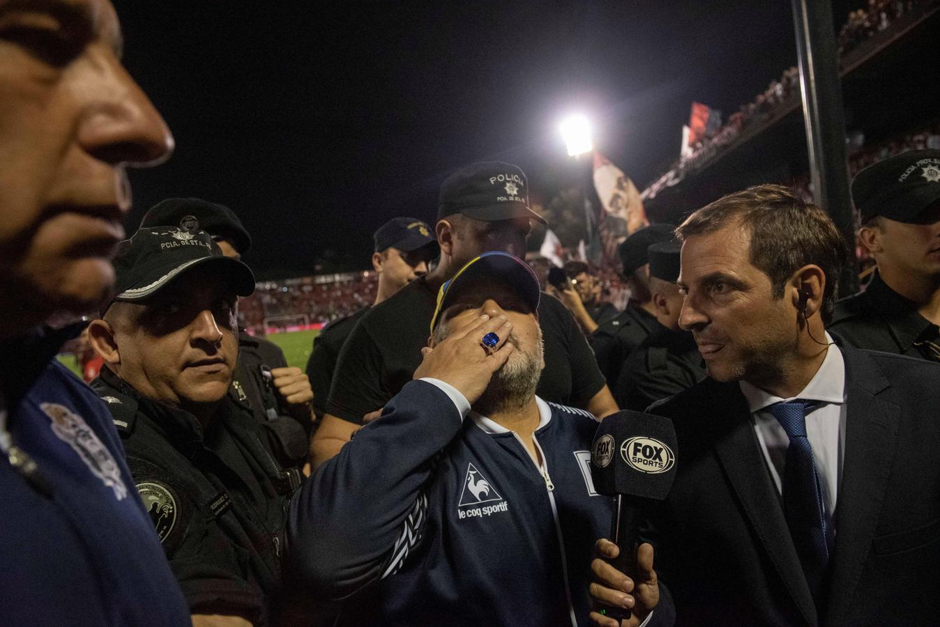 Luciendo una gorra que rezaba 'Chaves somos todos', Maradona fue recibido como un héroe en Rosario porque jugó en Newell's de 1993 a 1994. Los hinchas locales desplegaron banderas conmemorativas a su paso por el club y lo ovacionaron en reiteradas oportunidades. Además, los directivos le hicieron varios regalos, como un cuadro y una camiseta especial.