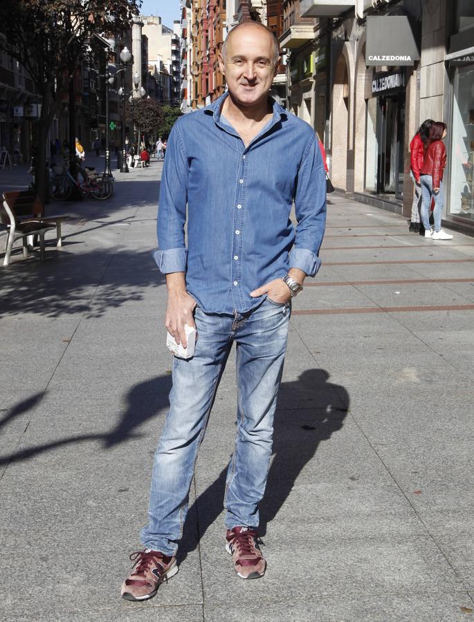 Juan José Pérez nos propone este look de camisa vaquera y jeans. Otra de las propuestas que más veremos esta temporada y que ha preferido combinar con unas cómodas deportivas. Pero reconoce que sea la época del año que sea, no se separa de sus camisetas estampadas con sus grupos de rock favoritos.