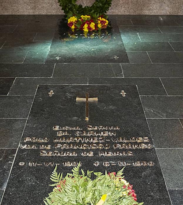 En primer plano la tumba de Carmen Polo y detrás la de Francisco Franco.