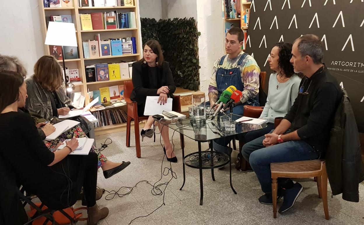 Mesa redonda organizada por 'Algoritmo' con los ilustradores Ricardo Cavolo, Ana Juan y Fernando Vicente (de izquierda a derecha).