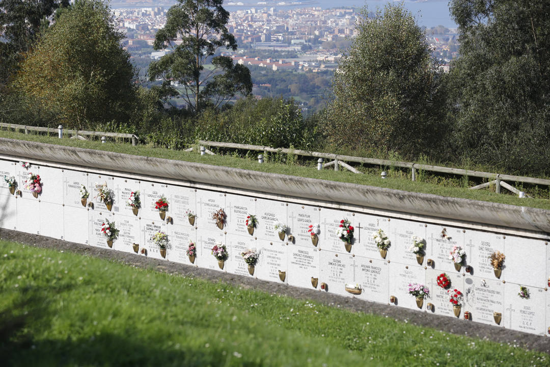 Ya han comenzado las visitas para honrar a los difuntos con motivo de la festividad de Todos los Santos en Deva y el cementerio gijonés está repleto de ofrendas florales. 