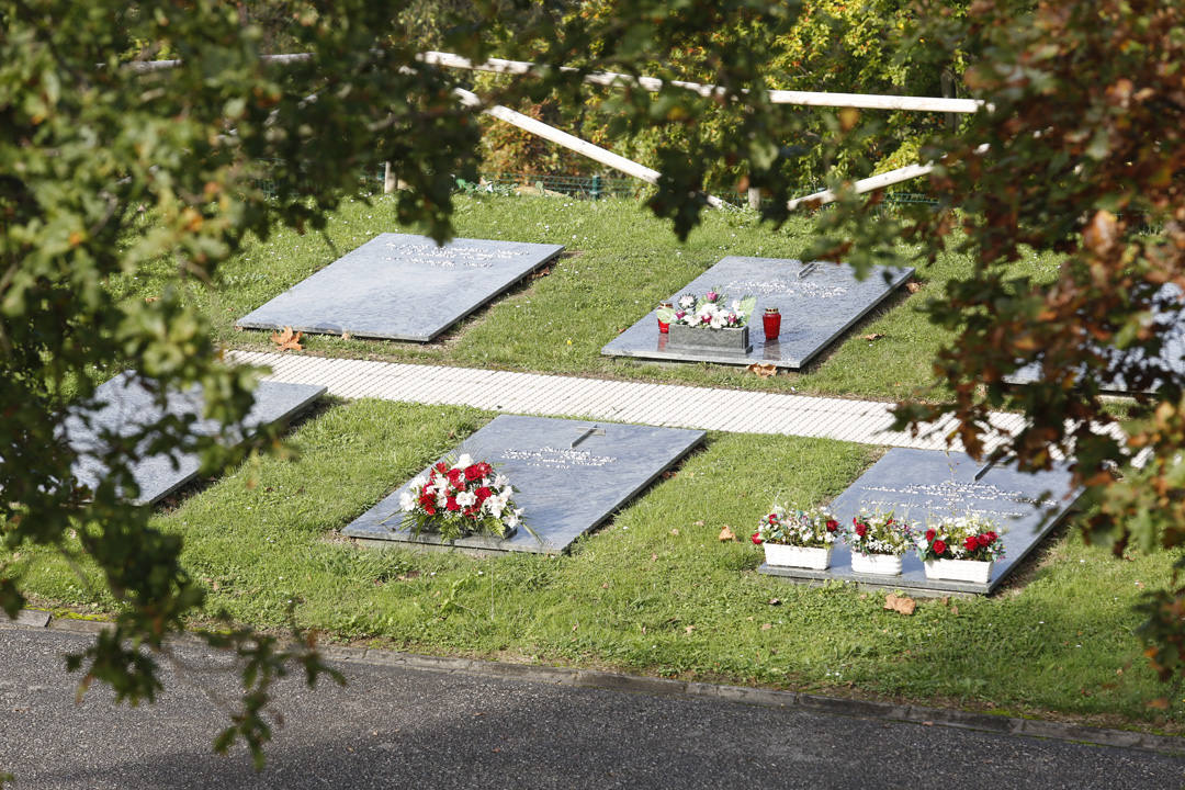 Ya han comenzado las visitas para honrar a los difuntos con motivo de la festividad de Todos los Santos en Deva y el cementerio gijonés está repleto de ofrendas florales. 