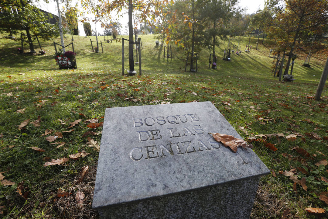 Ya han comenzado las visitas para honrar a los difuntos con motivo de la festividad de Todos los Santos en Deva y el cementerio gijonés está repleto de ofrendas florales. 