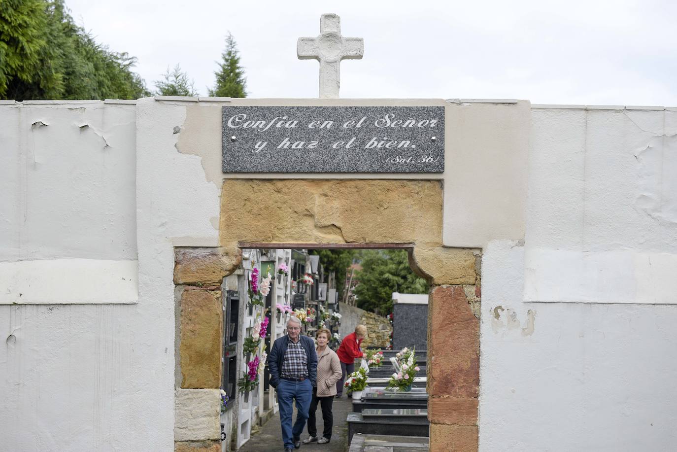 Los familiares de los difuntos que yacen en los cementerios de La Manjoya, Tudela Veguín, Olloniego y Trubia ya han comenzado a acudir a los sepulcros. 