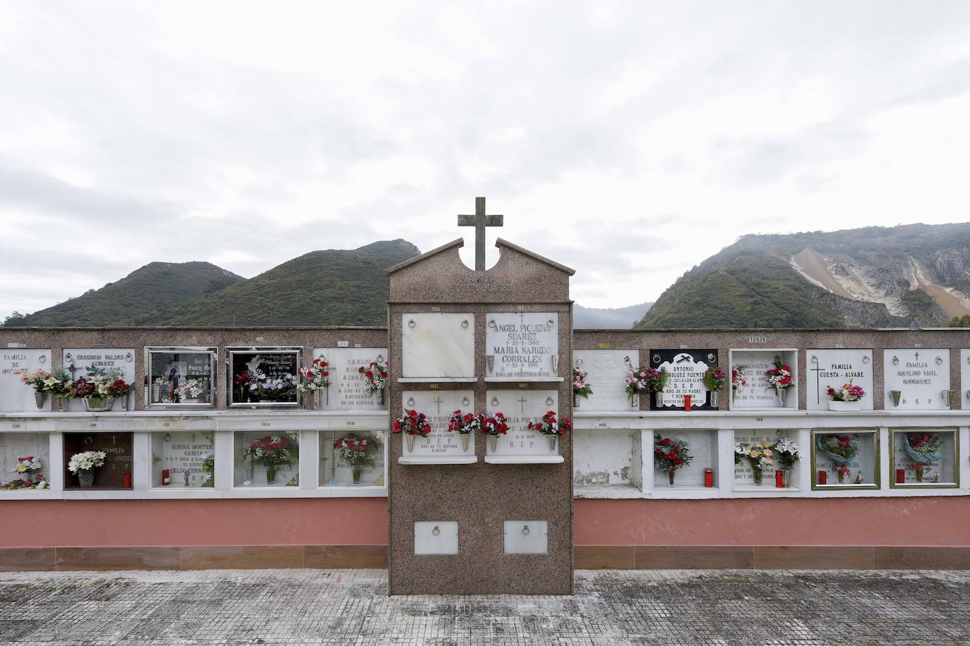 Los familiares de los difuntos que yacen en los cementerios de La Manjoya, Tudela Veguín, Olloniego y Trubia ya han comenzado a acudir a los sepulcros. 