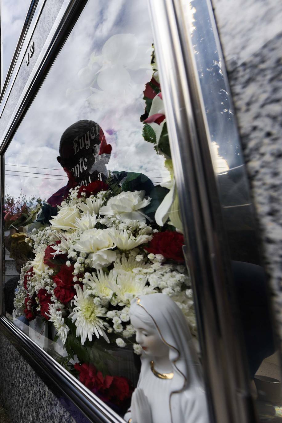 Los familiares de los difuntos que yacen en los cementerios de La Manjoya, Tudela Veguín, Olloniego y Trubia ya han comenzado a acudir a los sepulcros. 