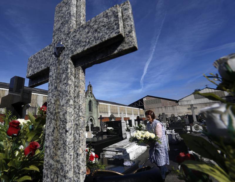 Los familiares de los difuntos que yacen en los cementerios de La Manjoya, Tudela Veguín, Olloniego y Trubia ya han comenzado a acudir a los sepulcros. 