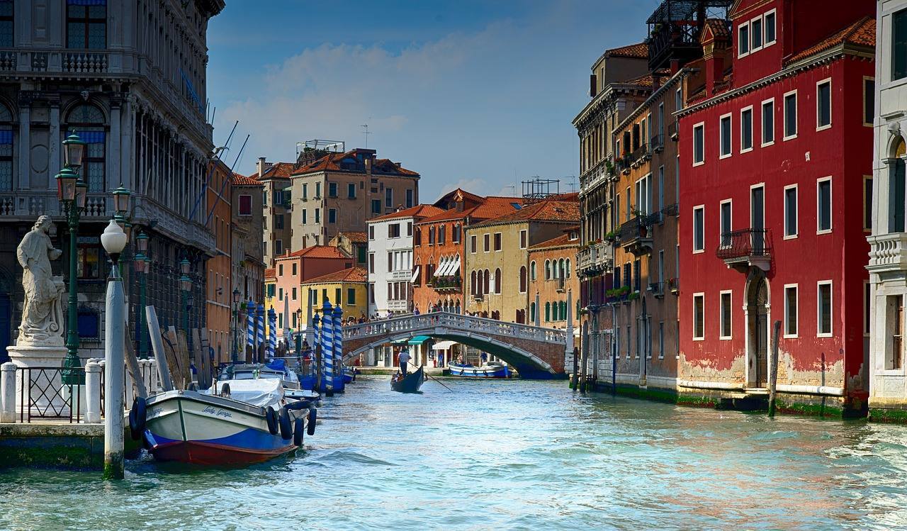 Venecia (Italia) | Es el referente por excelencia cuando hablamos de destinos que desaparecerán por el cambio climático. La razón es obvia: se sumerge a un ritmo de 3,4 milímetros anuales que se va acelerando aún más año tras año.