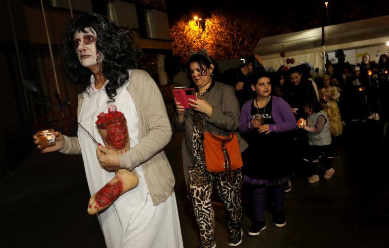 El barrio gijonés de El Llano ha celebrado la nueche de las ánimas, donde se han dado cita brujas, monstruos y calabazas.