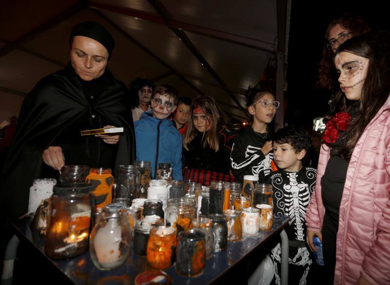 El barrio gijonés de El Llano ha celebrado la nueche de las ánimas, donde se han dado cita brujas, monstruos y calabazas.
