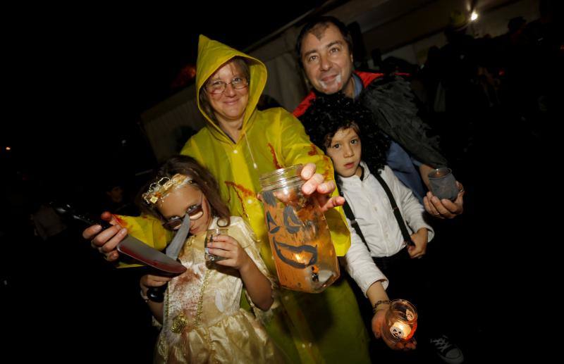 El barrio gijonés de El Llano ha celebrado la nueche de las ánimas, donde se han dado cita brujas, monstruos y calabazas.