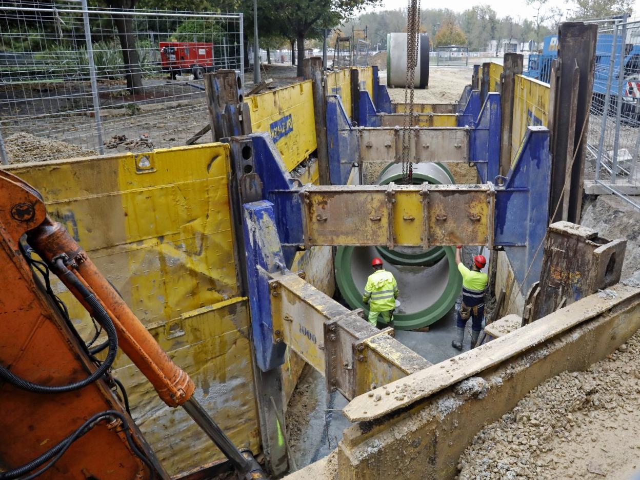 Trabajos de canalización, ayer, en el pozo de tormentas de Hermanos Castro. 