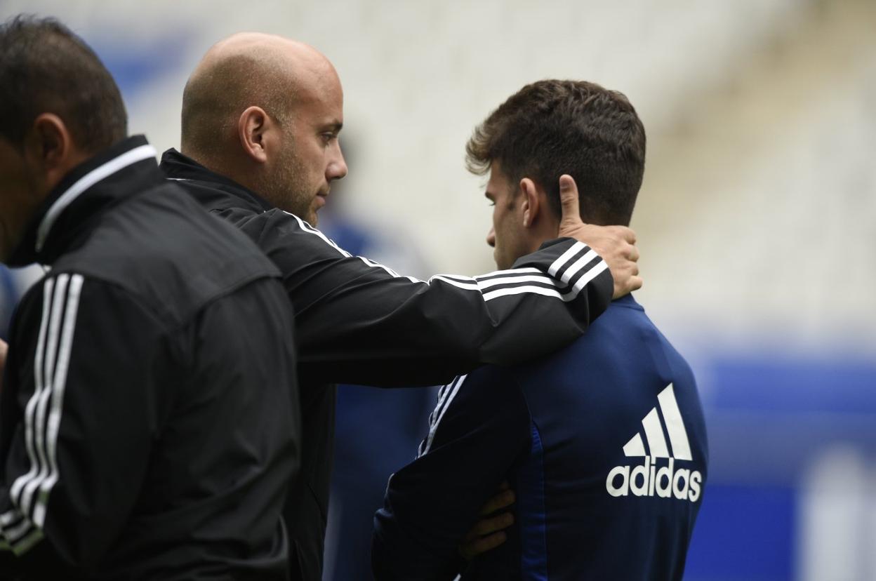 Javi Rozada habla, al margen, con Jimmy durante el entrenamiento en el Tartiere.