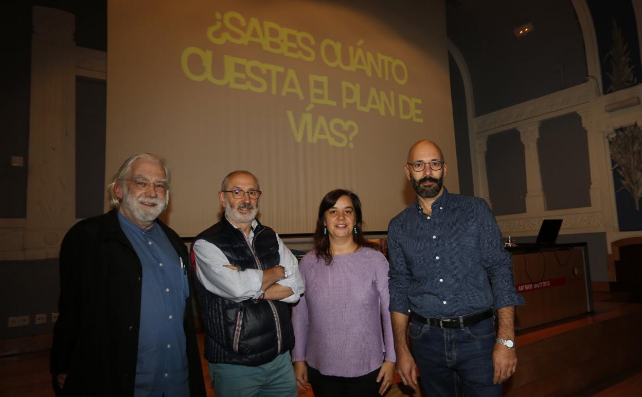 Víctor Díaz, Paco Ramos, Verónica Rodríguez y Hector Blanco, instantes antes del debate organizado en el Antiguo Instituto. 