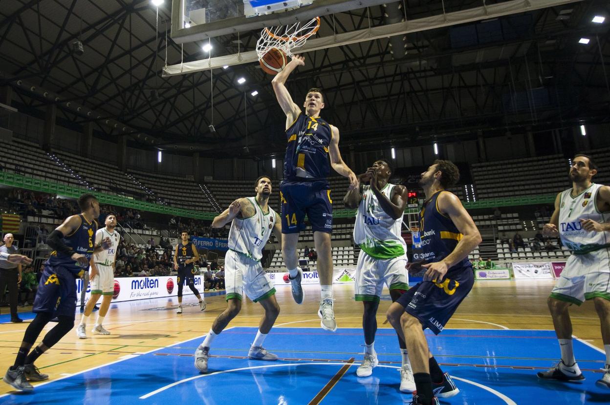 Palmeo a canasta de Rolandas Jakstas, ante la mirada de su compañero José Blázquez y los defensores Van Zegeren y De Assis. 