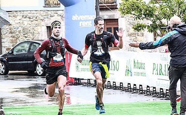 Xuan Calderón junto a Carlos Sánchez Castro entrando a meta en el Sobrescobio Redes Cross Trail (en Rioseco).