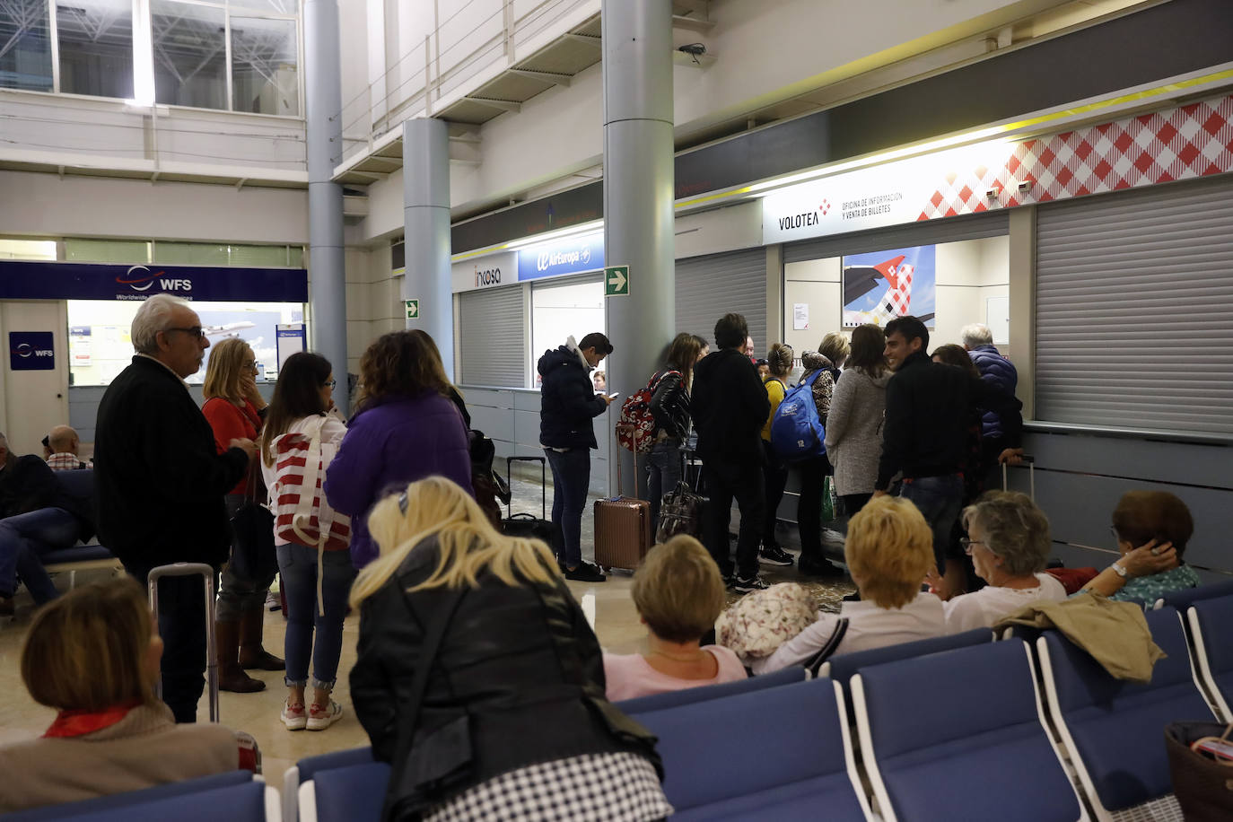 Pasajeros de Volotea se muestran indignados tras más de ocho horas esperando un avión en el aeropuerto de Asturias. Fueron desembarcados del avión por un problema técnico a las 11.20 de la mañana y se anuncia la salida hacia Alicante a las 21.20 horas