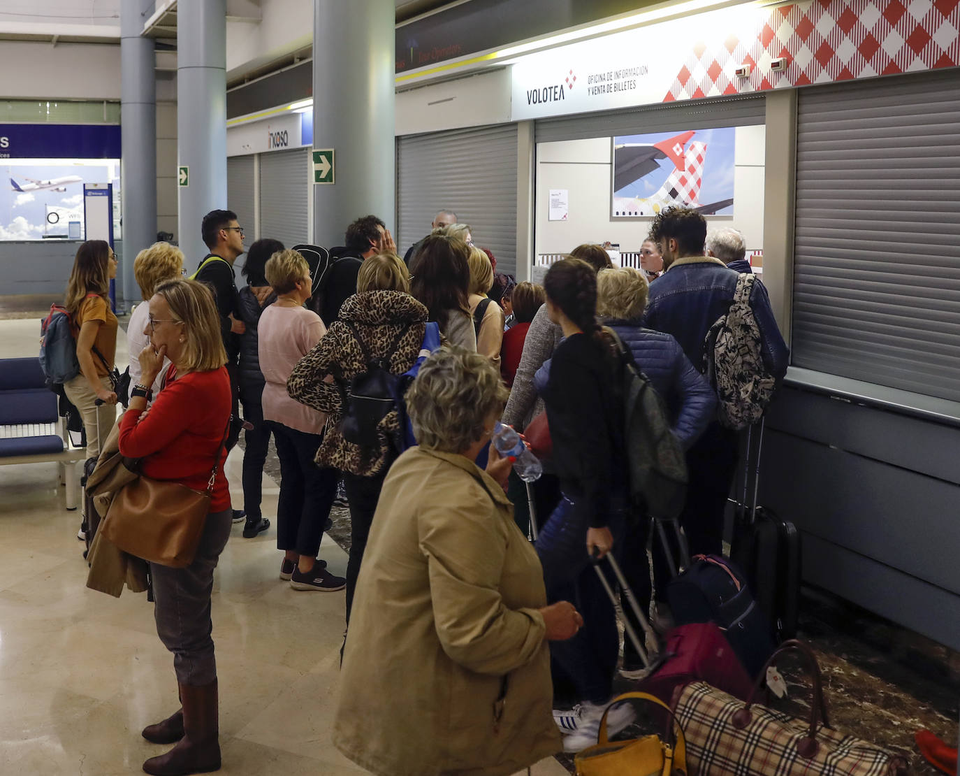Pasajeros de Volotea se muestran indignados tras más de ocho horas esperando un avión en el aeropuerto de Asturias. Fueron desembarcados del avión por un problema técnico a las 11.20 de la mañana y se anuncia la salida hacia Alicante a las 21.20 horas