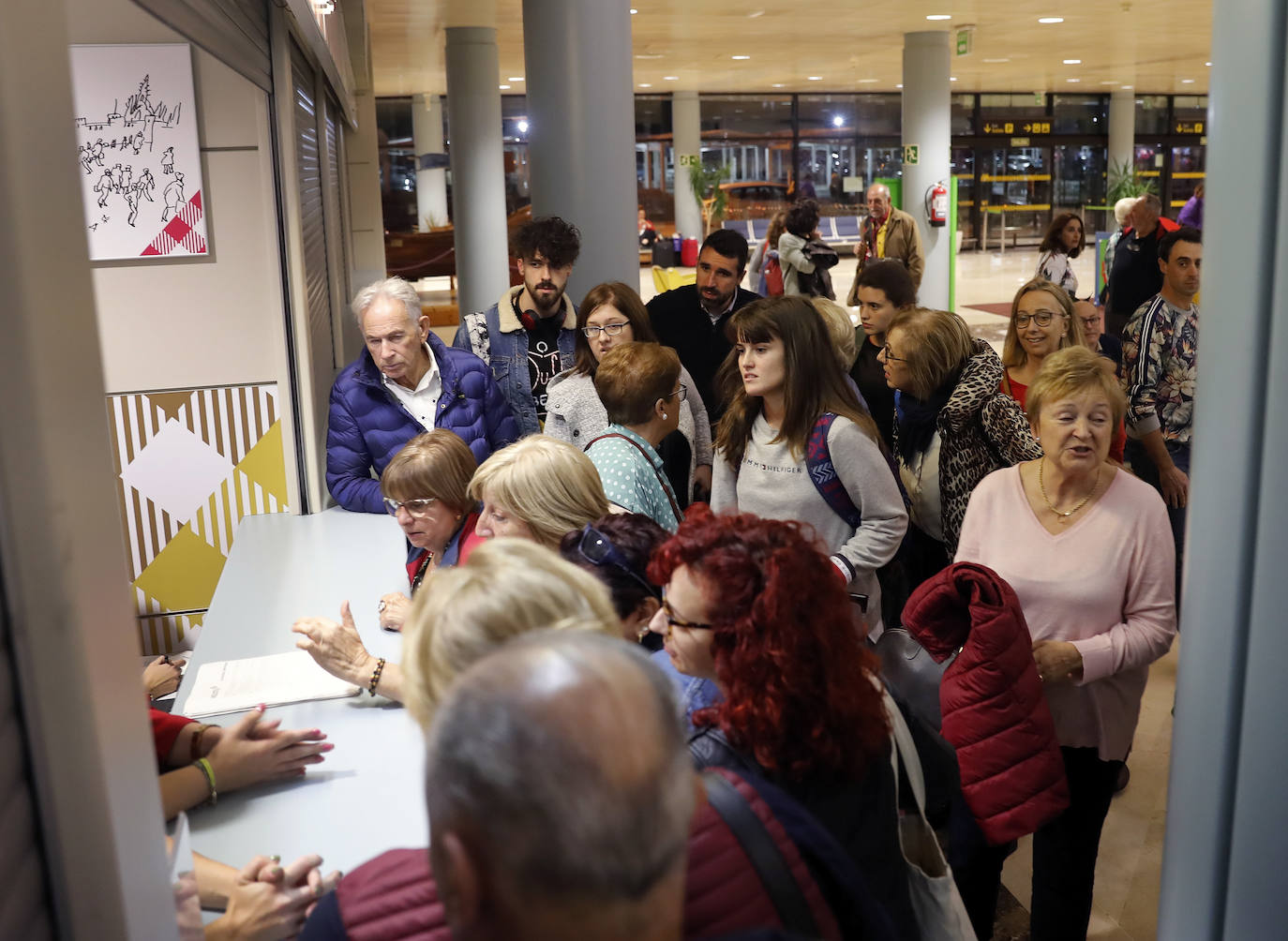 Pasajeros de Volotea se muestran indignados tras más de ocho horas esperando un avión en el aeropuerto de Asturias. Fueron desembarcados del avión por un problema técnico a las 11.20 de la mañana y se anuncia la salida hacia Alicante a las 21.20 horas