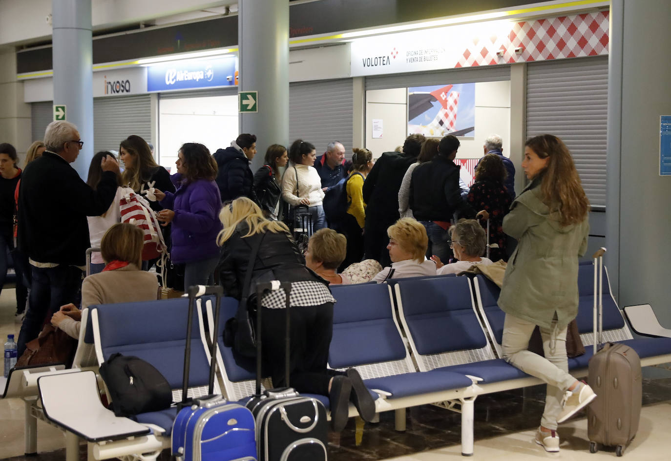 Pasajeros de Volotea se muestran indignados tras más de ocho horas esperando un avión en el aeropuerto de Asturias. Fueron desembarcados del avión por un problema técnico a las 11.20 de la mañana y se anuncia la salida hacia Alicante a las 21.20 horas