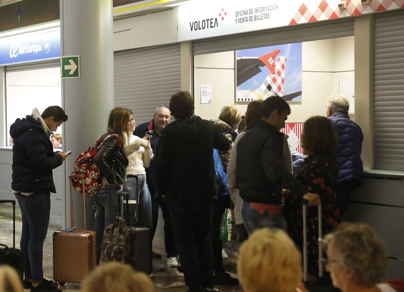 Pasajeros de Volotea se muestran indignados tras más de ocho horas esperando un avión en el aeropuerto de Asturias. Fueron desembarcados del avión por un problema técnico a las 11.20 de la mañana y se anuncia la salida hacia Alicante a las 21.20 horas