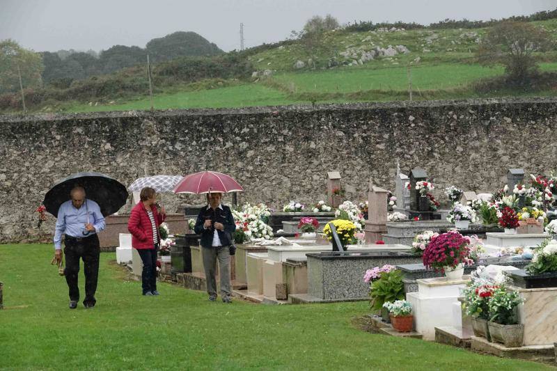 A pesar de la lluvia, el recuerdo de sus seres queridos y la necesidad de estar cerca de ellos en un día como el de Todos los Santos ha hecho que numerosas personas hayan visitado en esta jornada los cementerios de Llanes, Niembru, Infiesto o Ribadesella.