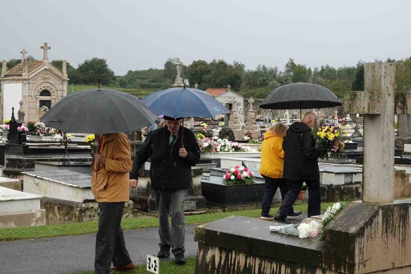 A pesar de la lluvia, el recuerdo de sus seres queridos y la necesidad de estar cerca de ellos en un día como el de Todos los Santos ha hecho que numerosas personas hayan visitado en esta jornada los cementerios de Llanes, Niembru, Infiesto o Ribadesella.