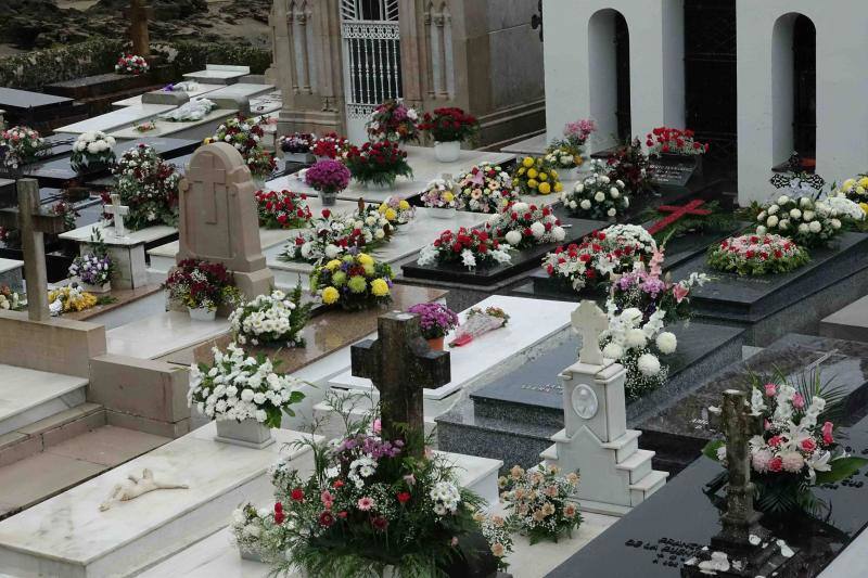 A pesar de la lluvia, el recuerdo de sus seres queridos y la necesidad de estar cerca de ellos en un día como el de Todos los Santos ha hecho que numerosas personas hayan visitado en esta jornada los cementerios de Llanes, Niembru, Infiesto o Ribadesella.