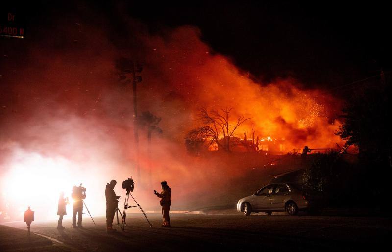 El sur de California lleva días siendo arrasada por varios incendios forestales que los bomberos tratan de contener.