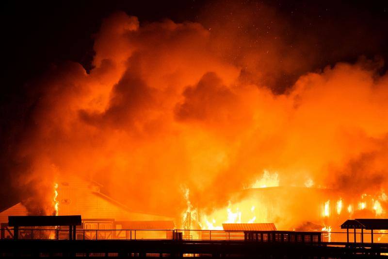 El sur de California lleva días siendo arrasada por varios incendios forestales que los bomberos tratan de contener.