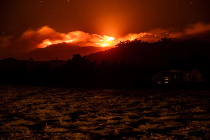 El sur de California lleva días siendo arrasada por varios incendios forestales que los bomberos tratan de contener.