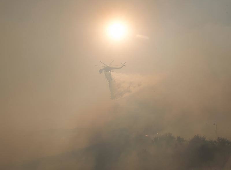 El sur de California lleva días siendo arrasada por varios incendios forestales que los bomberos tratan de contener.