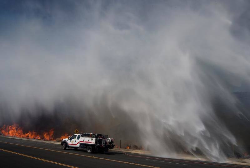 El sur de California lleva días siendo arrasada por varios incendios forestales que los bomberos tratan de contener.