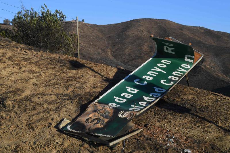 El sur de California lleva días siendo arrasada por varios incendios forestales que los bomberos tratan de contener.