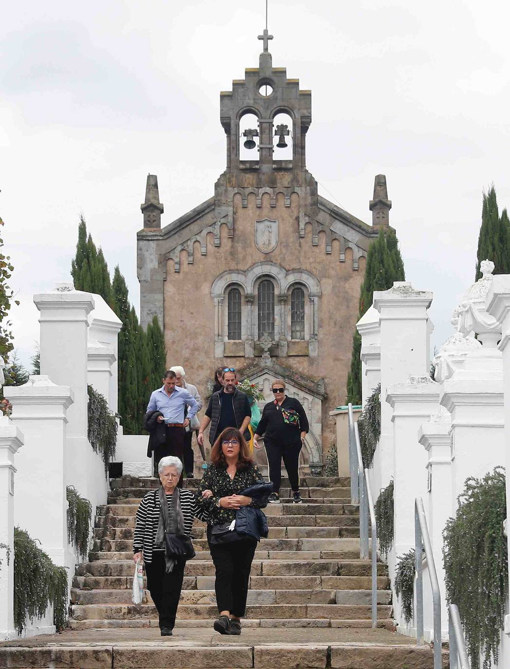 Ha llovido mucho, pero eso no ha sido un obstáculo para que los gijoneses hayan cumplido con la tradición de este día de Todos los Santos y los cementerios se han llenado de personas que han querido recordar y honrar a sus difuntos.