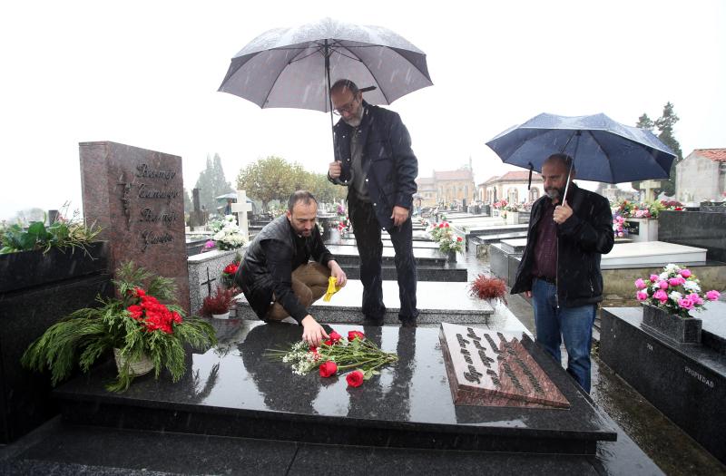 Centenares de personas han visitado este 1 de noviembre el cementerio de El Salvador de Oviedo para recordar a los difuntos y cumplir así con la tradición del Día de Todos los Santos.