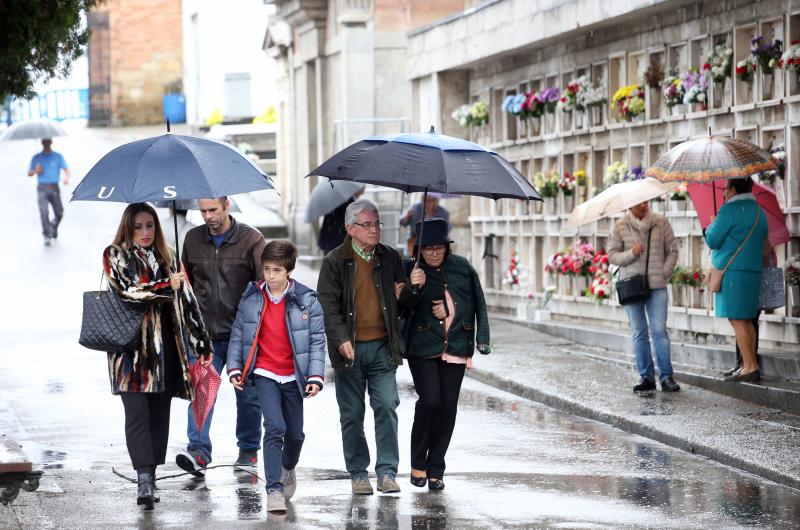 Centenares de personas han visitado este 1 de noviembre el cementerio de El Salvador de Oviedo para recordar a los difuntos y cumplir así con la tradición del Día de Todos los Santos.